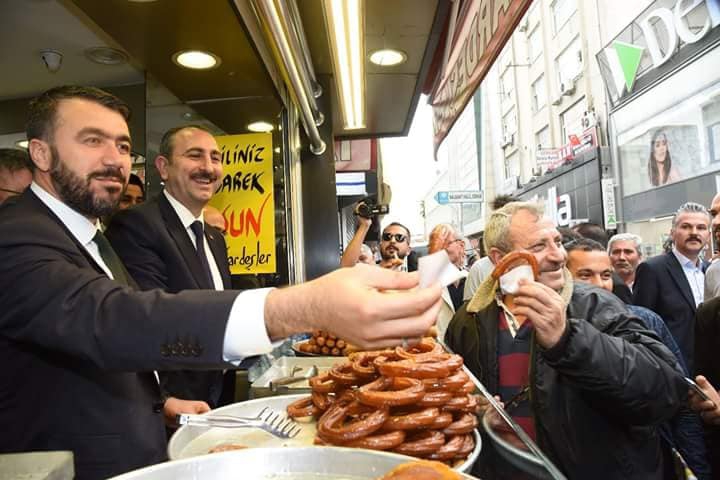 Bakan GÃ¼l, AdanalÄ±lara TatlÄ± Ä°kramÄ±nda Bulunup, Regaip Kandillerini Kutl 2