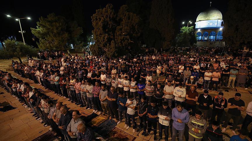 Mescid-i Aksa’da ilk teravih kılındı 1