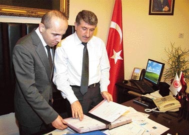 Kızılay Cuma Namazı'ndan Çıkanlara Pilav Dağıttı