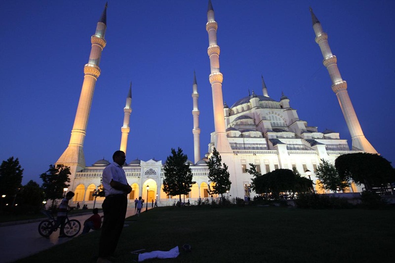 Adana Hacı Sabancı Merkez Camiinde Mevlid Kandili programı düzenlendi. Kur'an'ı Kerim tilaveti ile başlayan programda ilahiler o