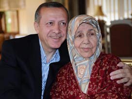Başbakan Erdoğan, anne ve babasının kabrini ziyaret etti