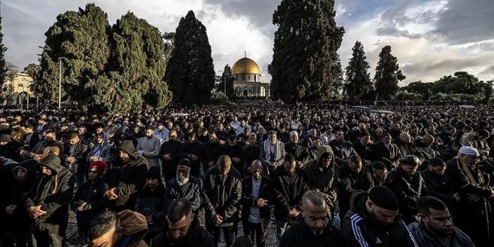 İsrail'in kısıtlamalarına rağmen 30 bin Müslüman Mescid-i Aksa'da cuma namazı kıldı