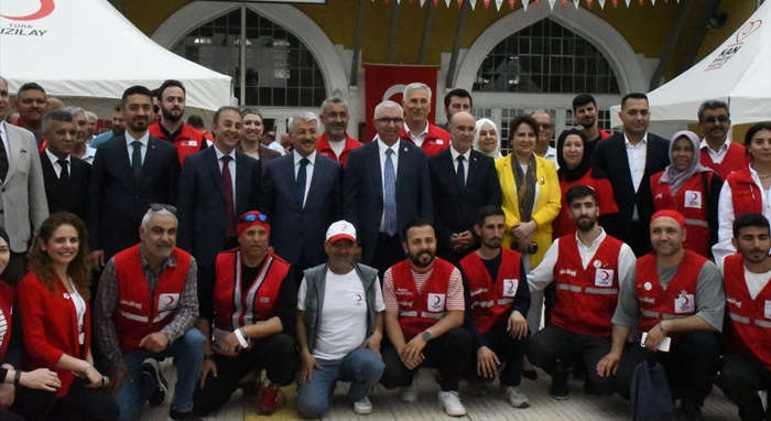 Türk Kızılay, "Birbirimize candan bağlıyız Adana" sloganıyla kan bağışı kampanyası düzenledi