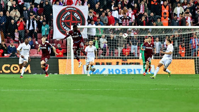 Samsunspor, sahasında Trabzonspor'u 3-1 yendi.