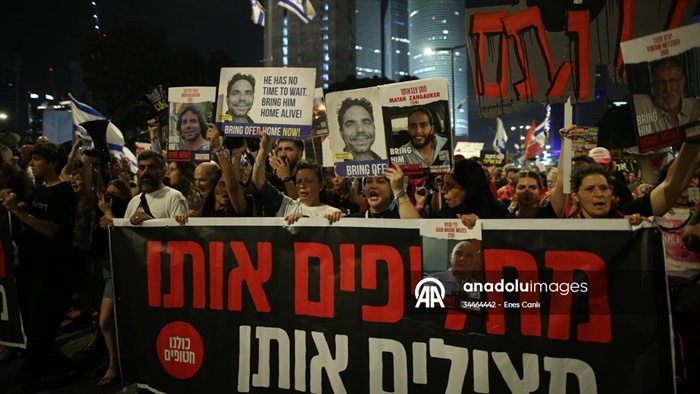 İsrailliler, esir takası anlaşması ve Netanyahu'nun istifası talebiyle sokaklara indi