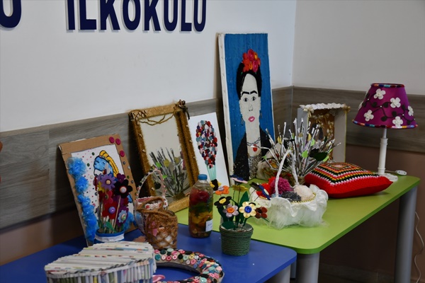 Adana'da öğrencilerin atık malzemelerden tasarladığı ürünler sergilendi