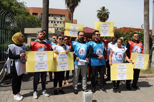 Adana'da Eğitim Gücü Sen üyeleri, İstanbul'da okul müdürünün öldürülmesini protesto etti