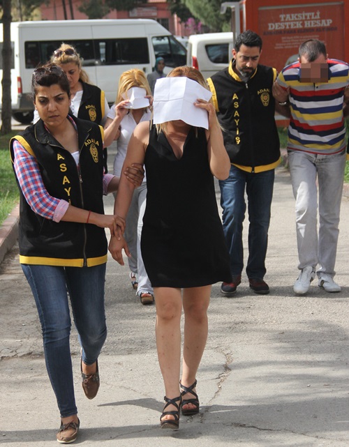 Devletten aldıkları para ile fuhuş yaptırdılar!