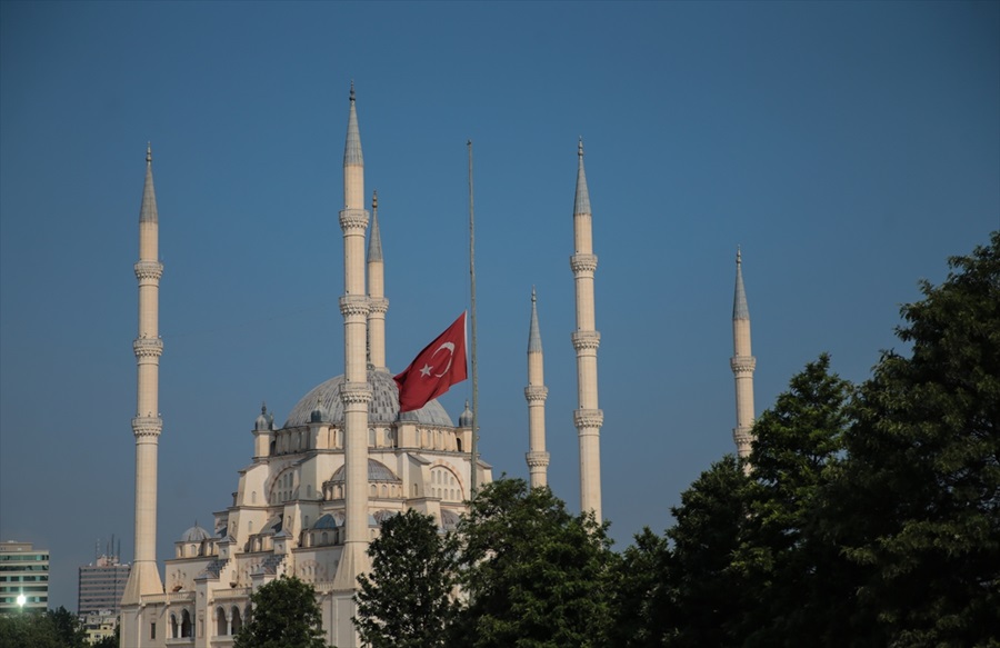 Adana'da Milli yas nedeniyle bayraklar yarıya indirildi