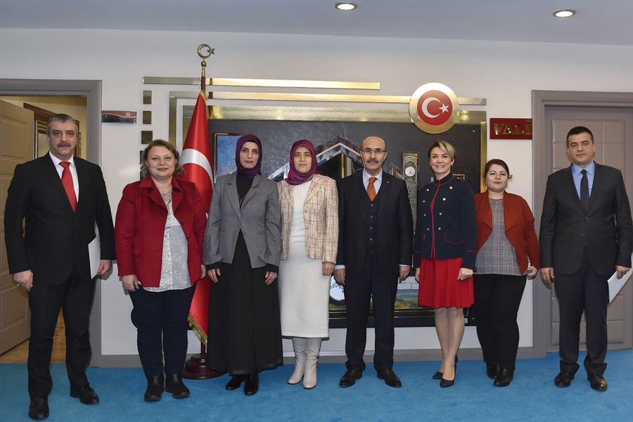 Vali Demirtaş'tan Anne Meclisi Derneğine destek