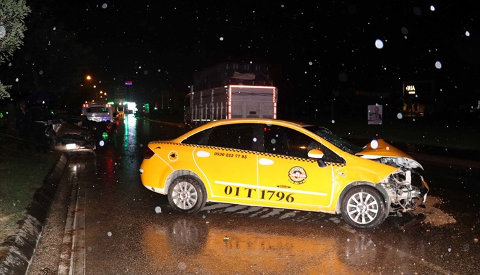 Aynı yönde giden iki otomobil çarpıştı: 2 yaralı