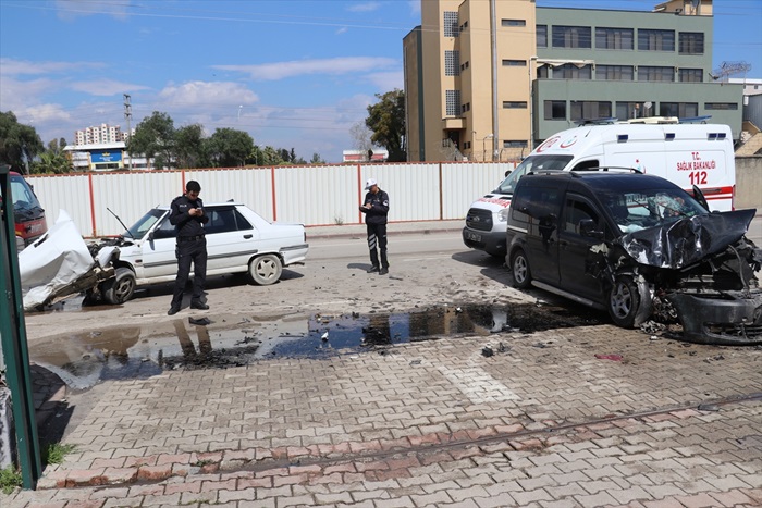 Adana'da iki otomobil çarpıştı: 3 yaralı